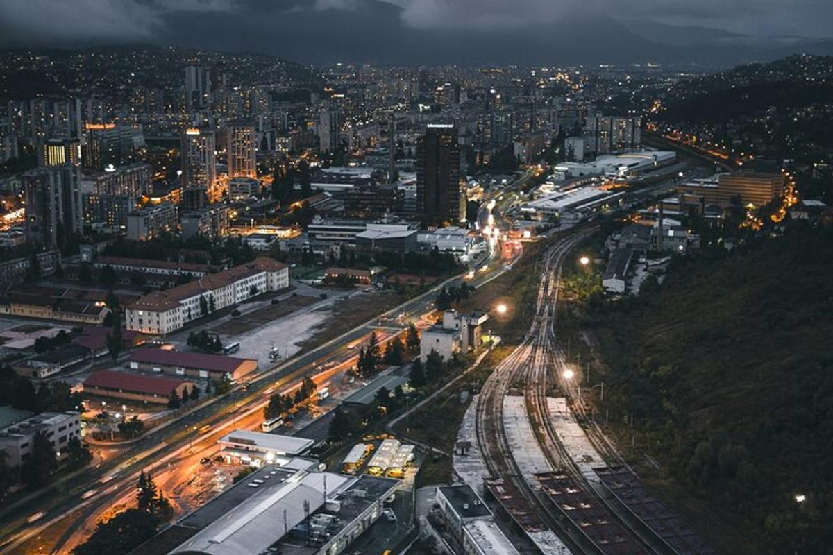 Una vista de una ciudad de noche con luces.