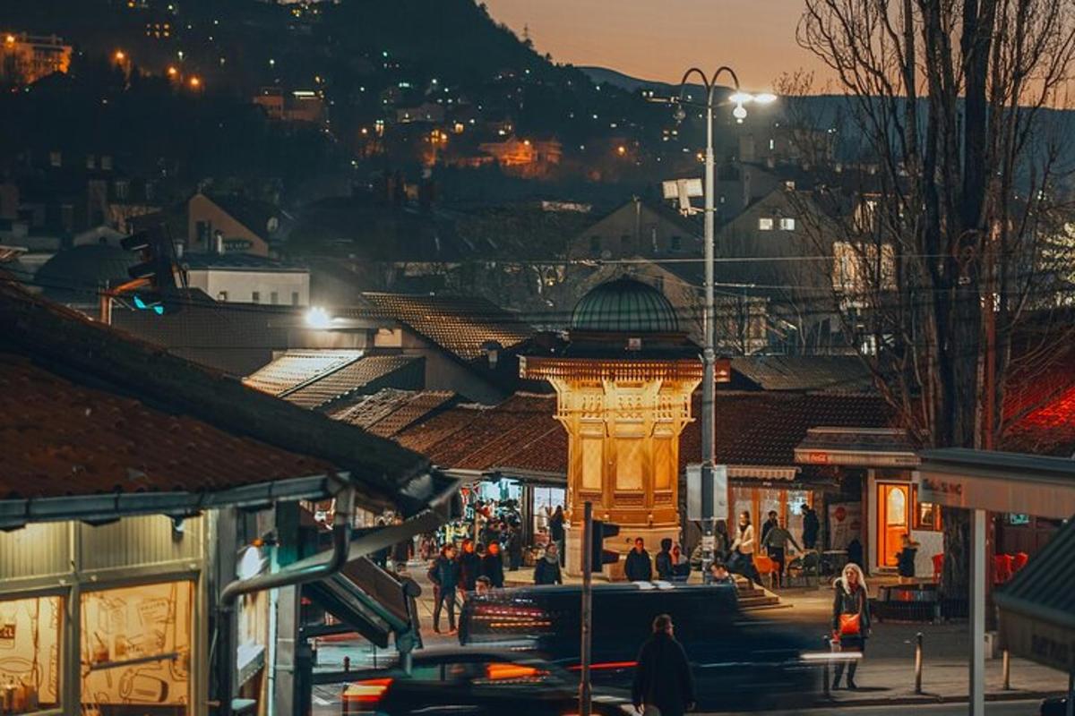 Una multitud de personas caminando en una ciudad por la noche