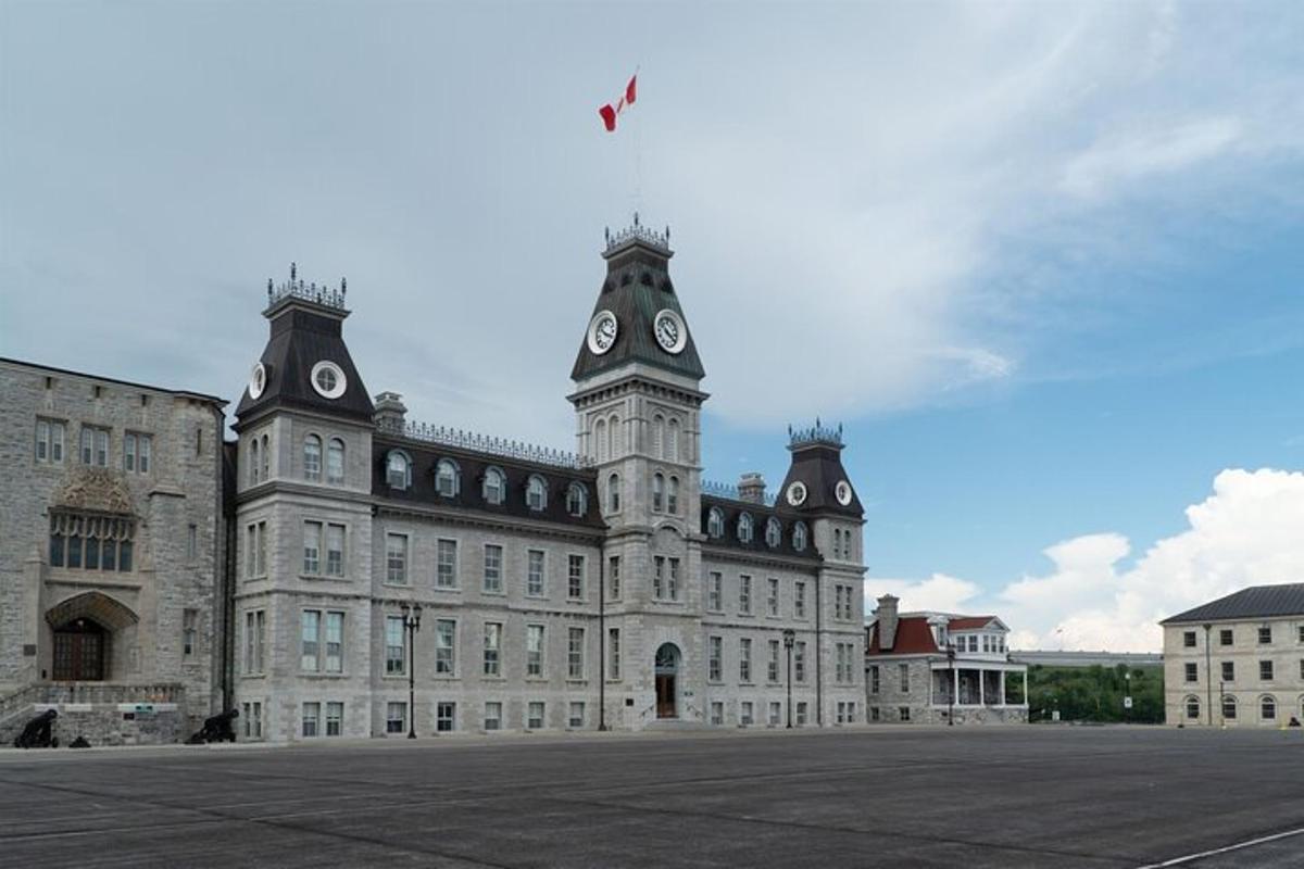 Un gran edificio con una torre de reloj en la parte superior.