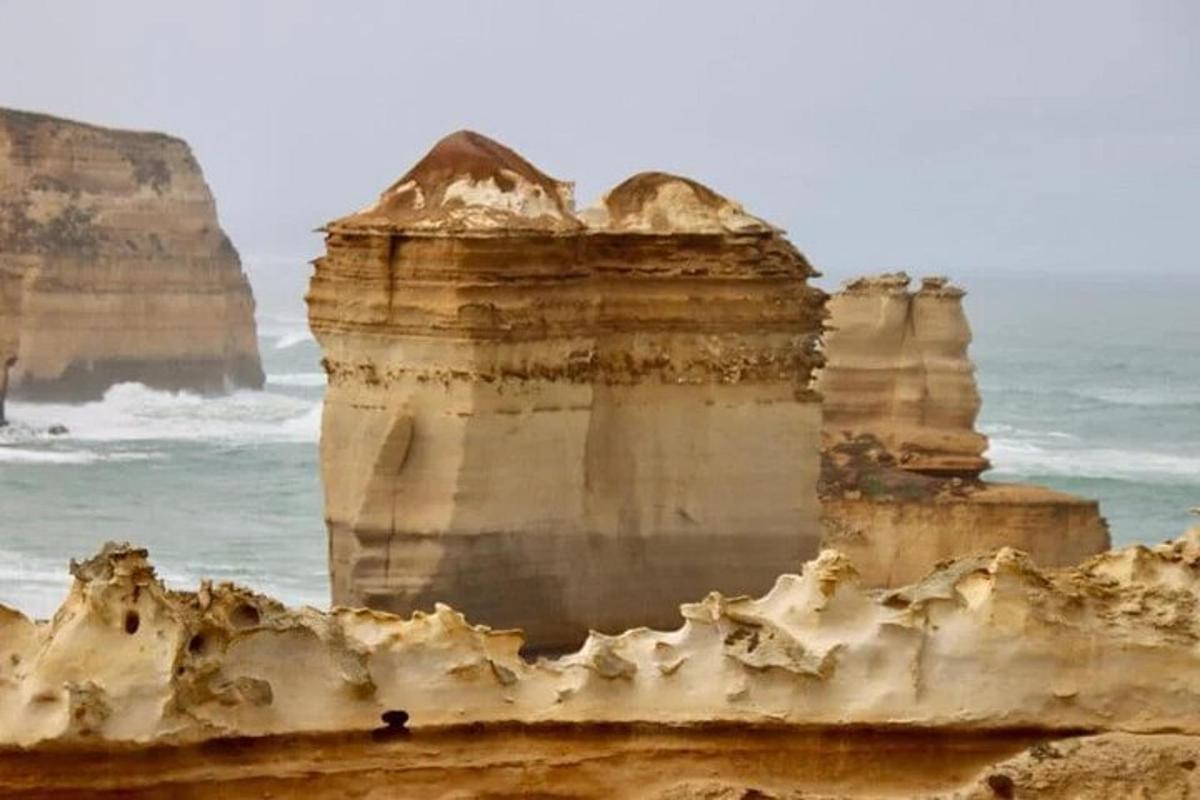 sekumpulan formasi batuan besar di pantai