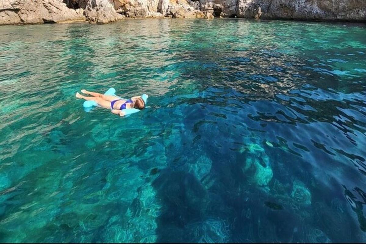 uma pessoa flutuando na água do oceano