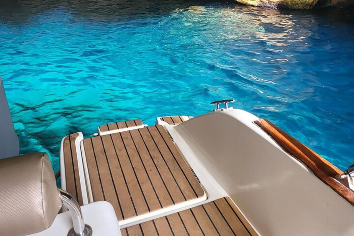 um barco em um corpo d'água com água azul