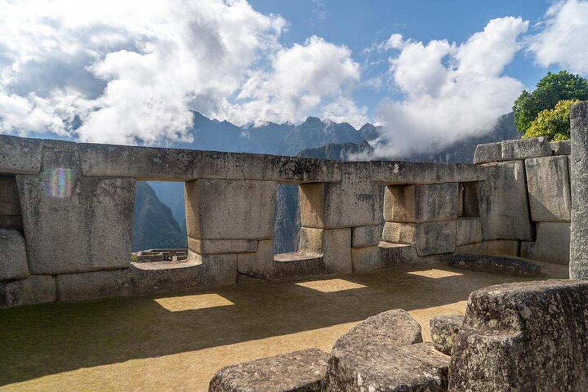 un muro di pietra con vista su una montagna