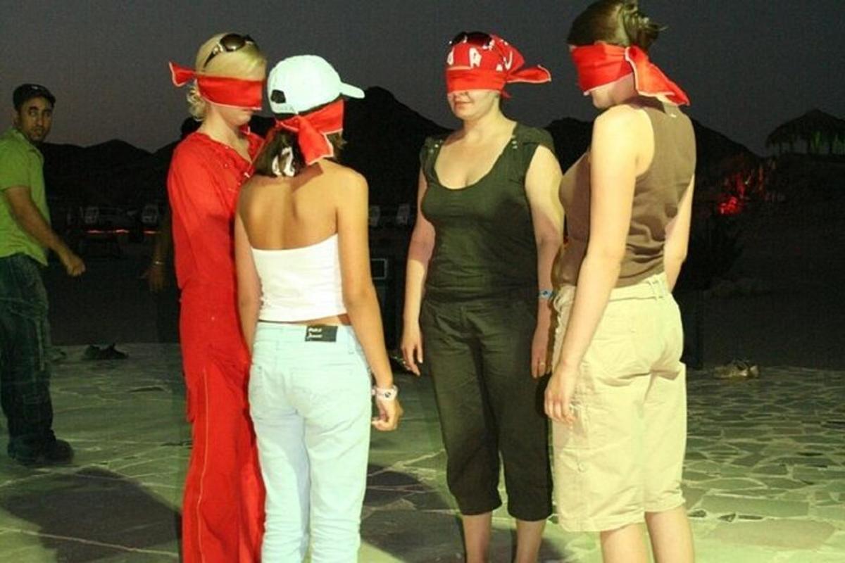 Μια ομάδα γυναικών ντυμένων με κοστούμια υπερηρώων σε μια σκηνή
