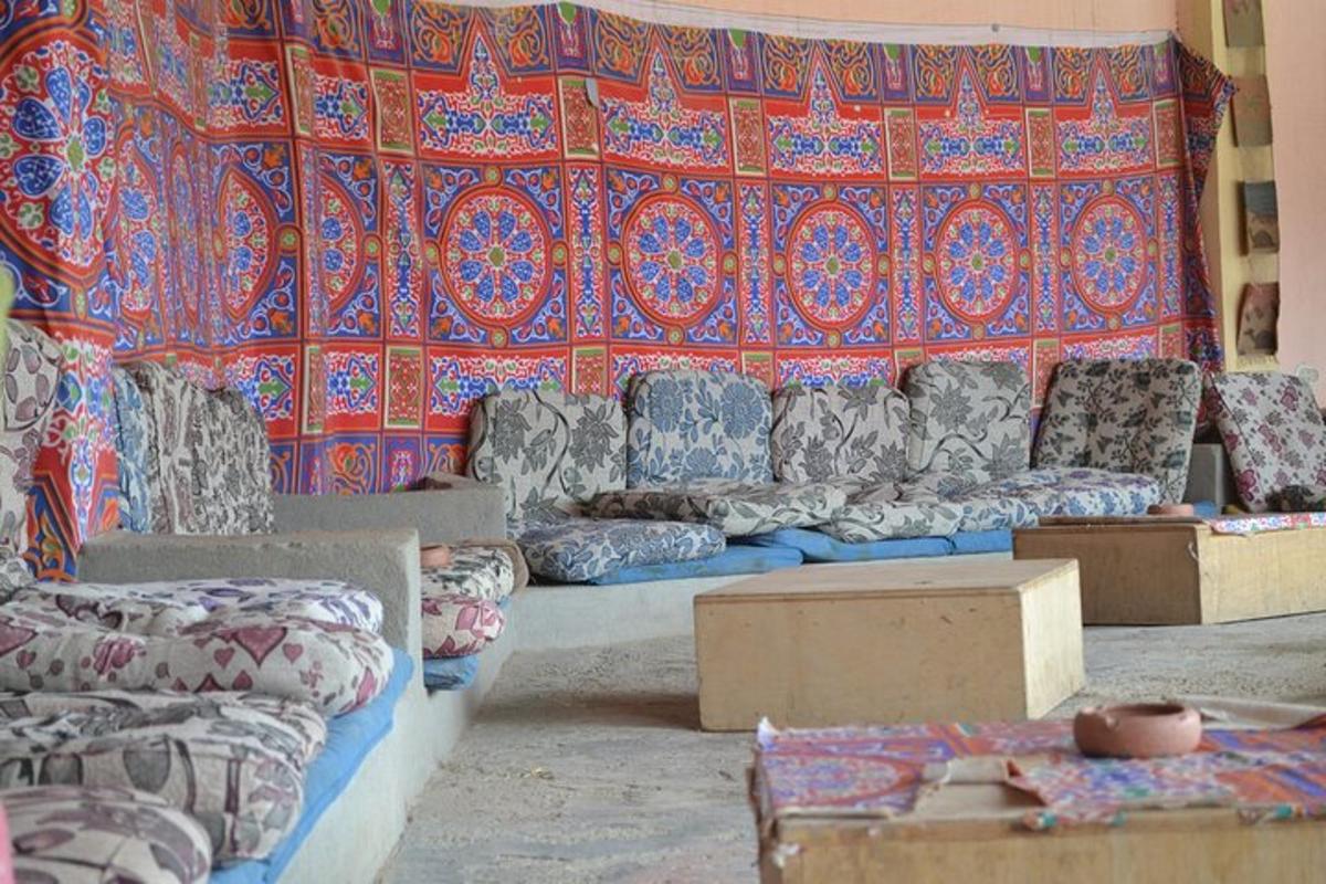 ένα δωμάτιο με ένα σωρό καναπέδες και έναν τοίχο