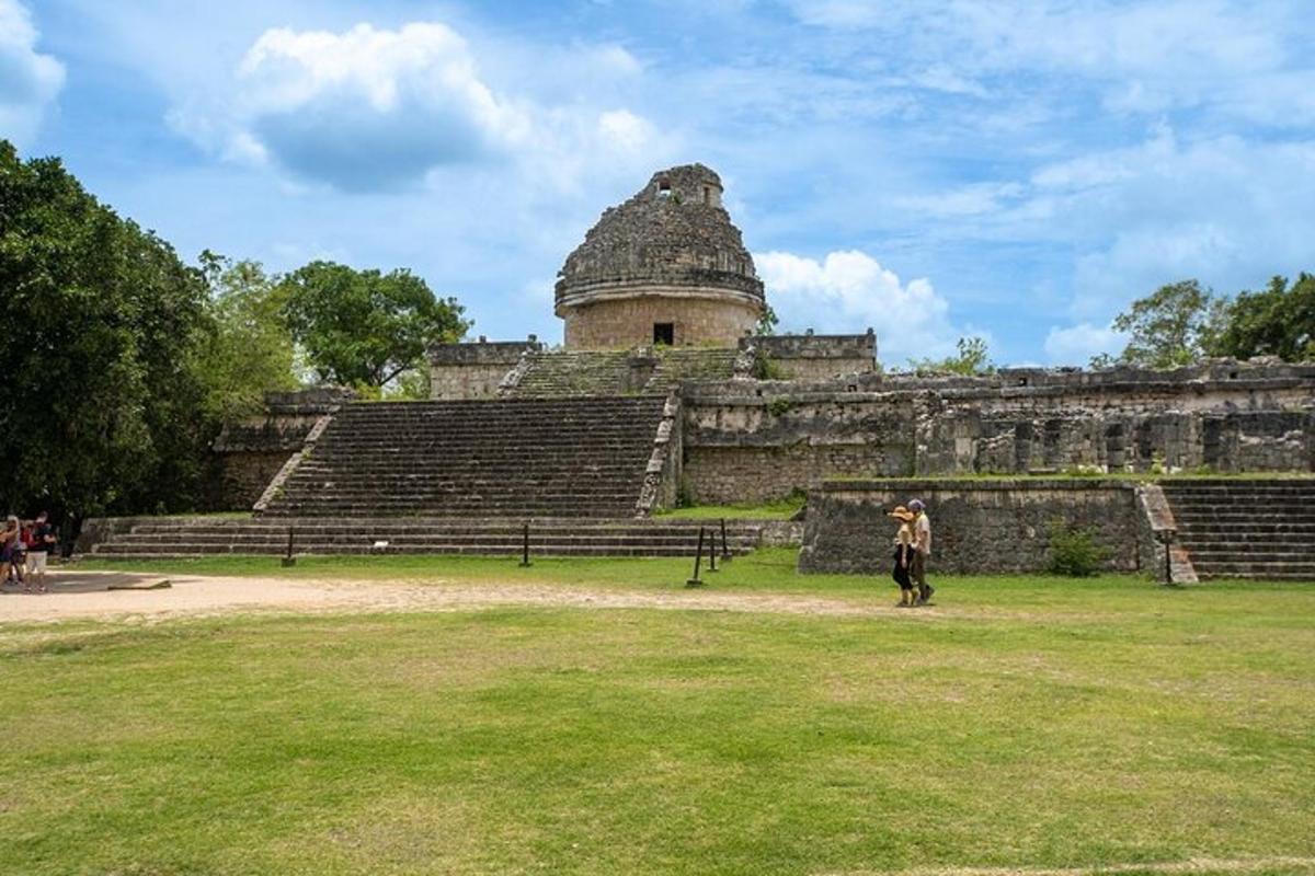 een persoon die voor een piramide staat