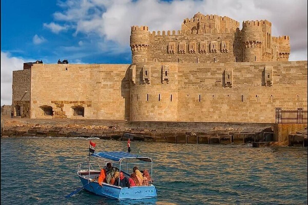 مجموعة من الناس على متن قارب أمام قلعة