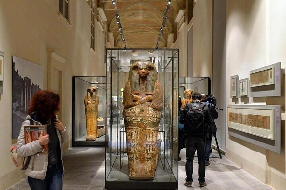 μια ομάδα ανθρώπων που κοιτάζει ένα άγαλμα σε ένα μουσείο
