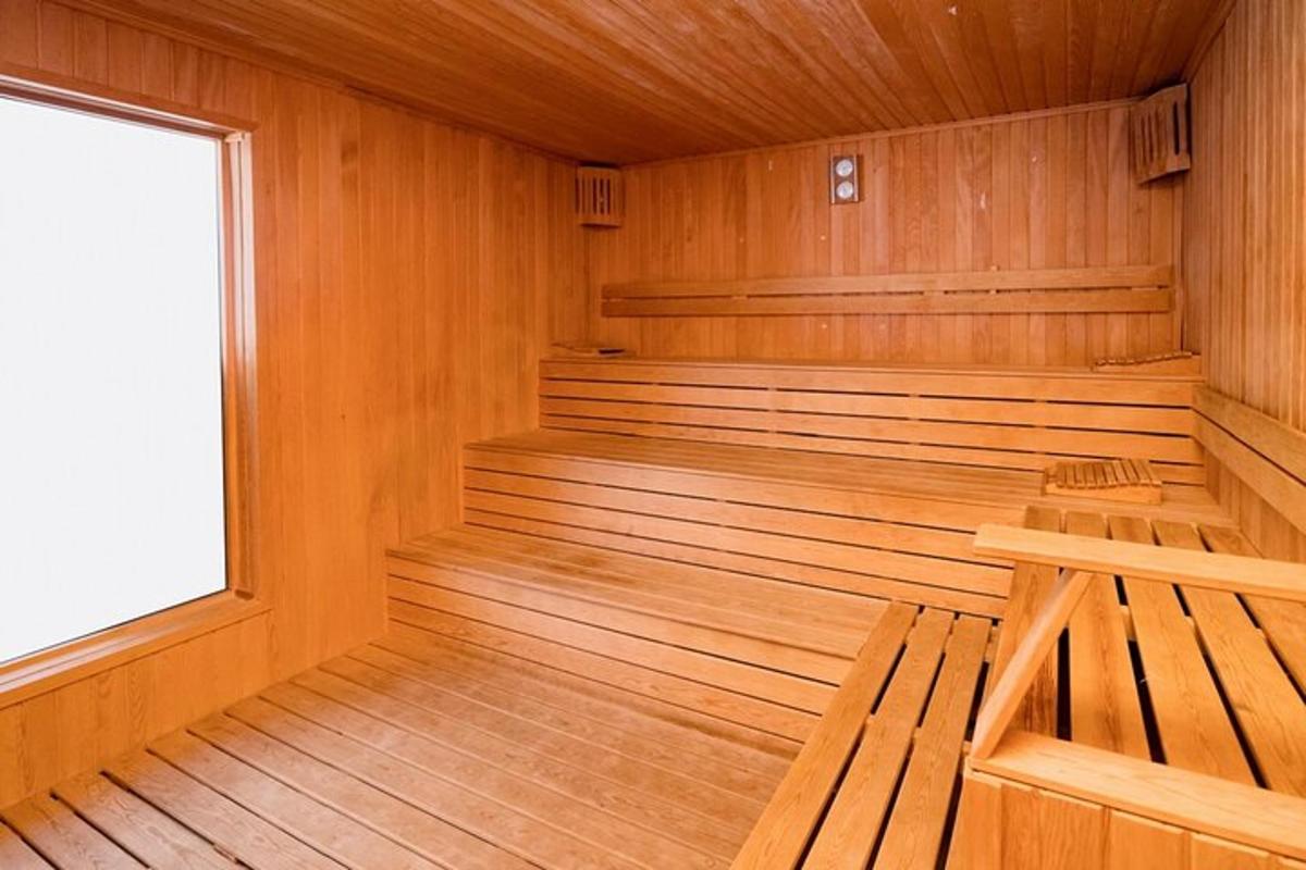 prázdná dřevěná sauna s oknem
