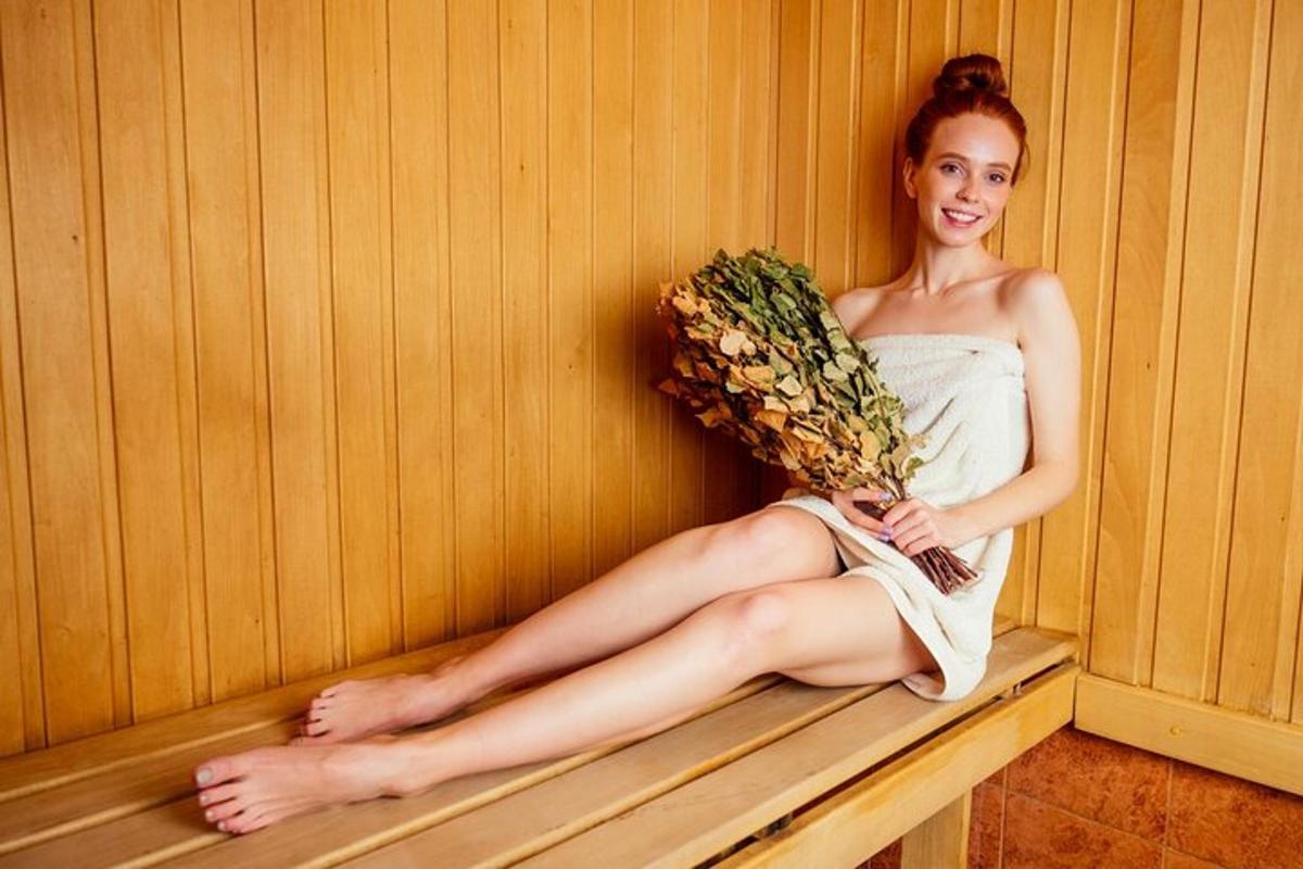 žena sedící v sauně a držící ananas