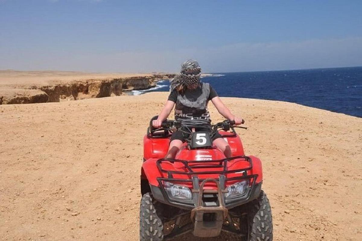 seorang yang menaiki kenderaan empat roda di pantai