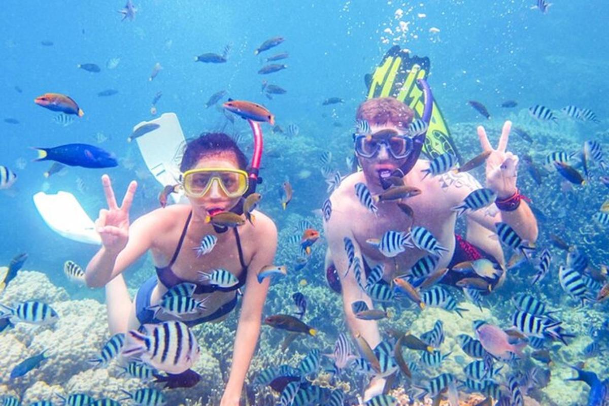 due uomini in costume da bagno seduti in acqua