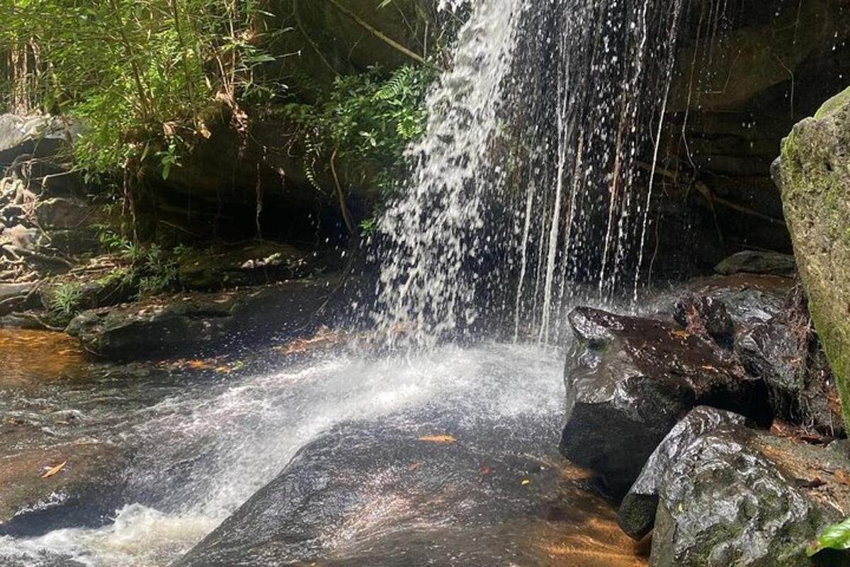 uma cachoeira no meio de uma poça d'água