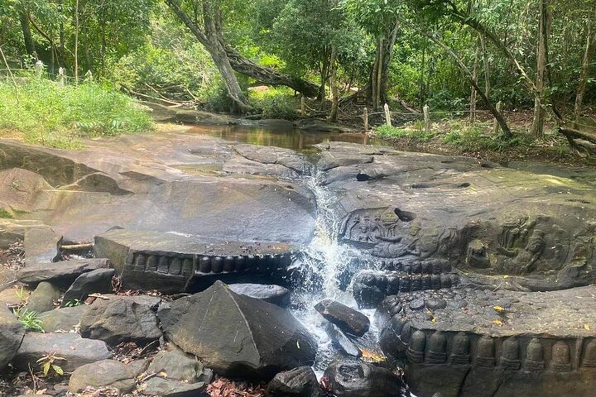 um fluxo de água no meio de um rio