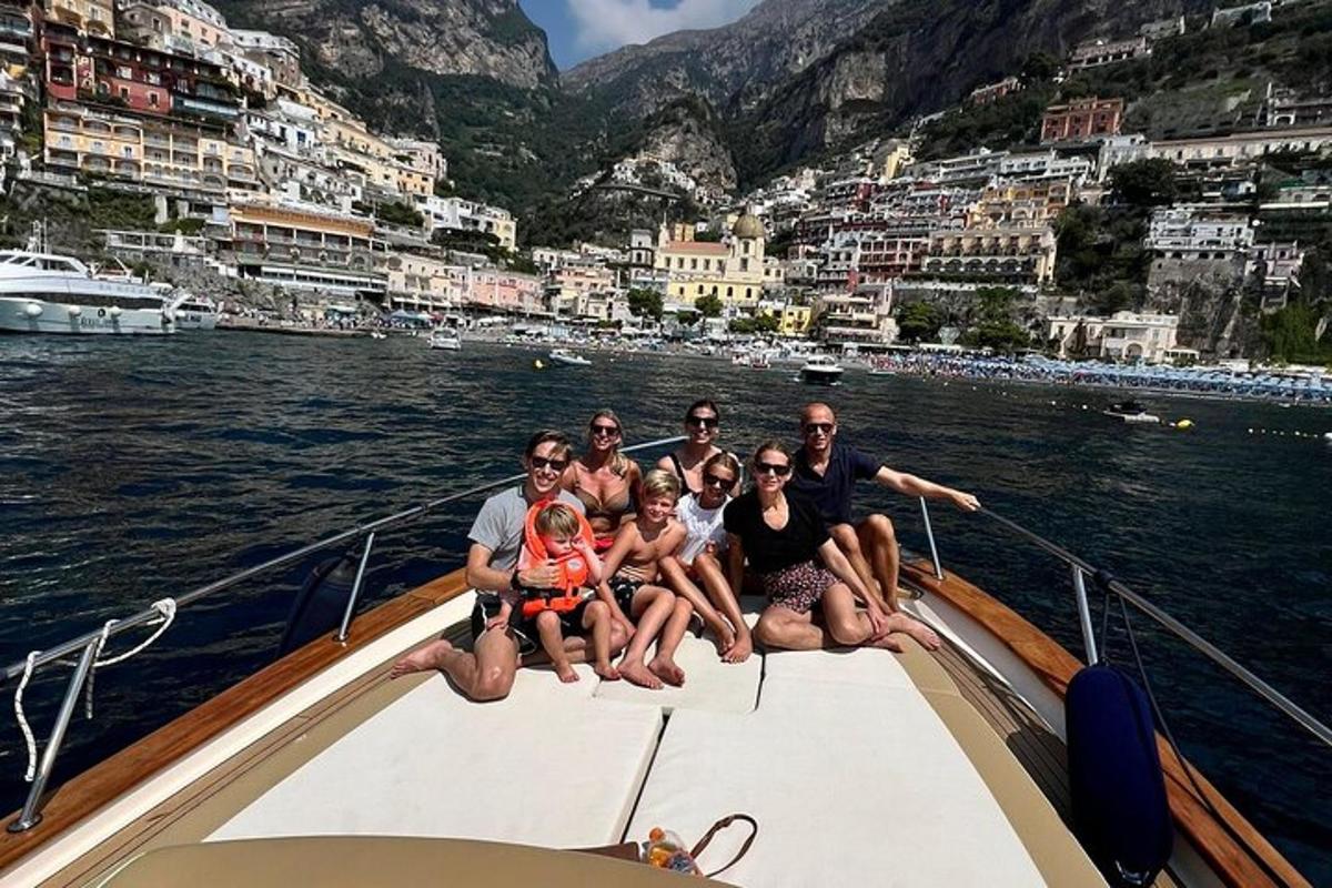 un gruppo di persone sedute su una barca in acqua