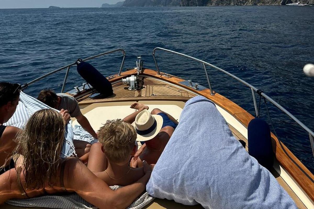 un gruppo di persone su una barca in acqua