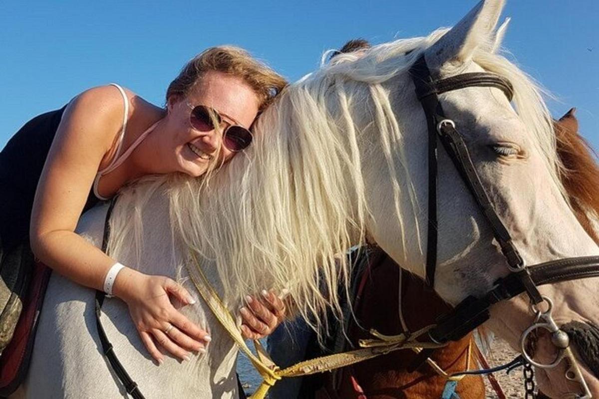 una donna a cavallo di un cavallo bianco