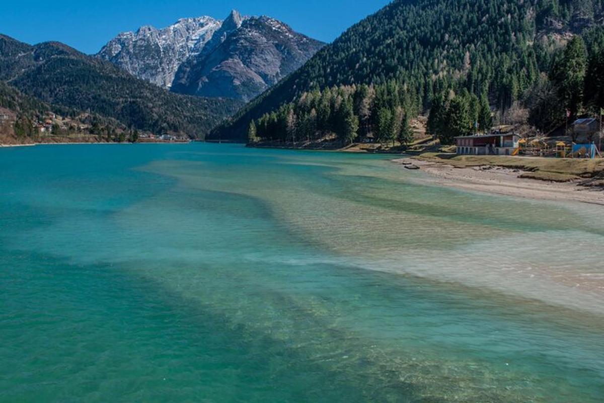un grande specchio d'acqua con le montagne sullo sfondo