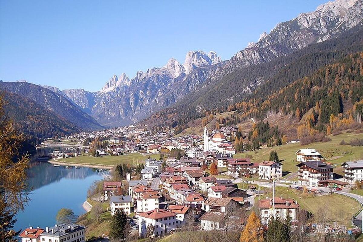 una piccola città su una collina vicino a uno specchio d'acqua