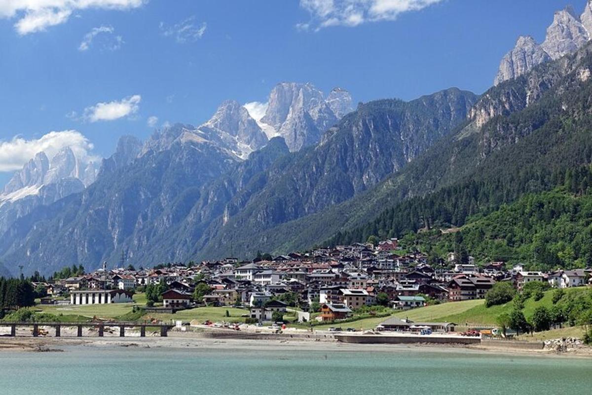 una città in una valle con le montagne sullo sfondo