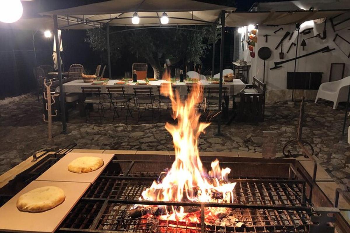 una parrilla con fuego en medio de un patio