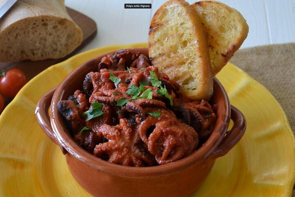 miska chilli s krajícem chleba na žlutém talíři