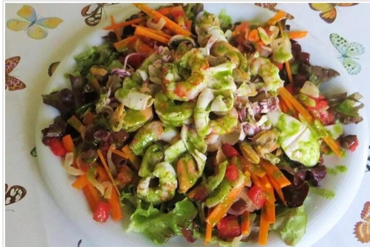 un piatto di insalata con verdure su un tavolo