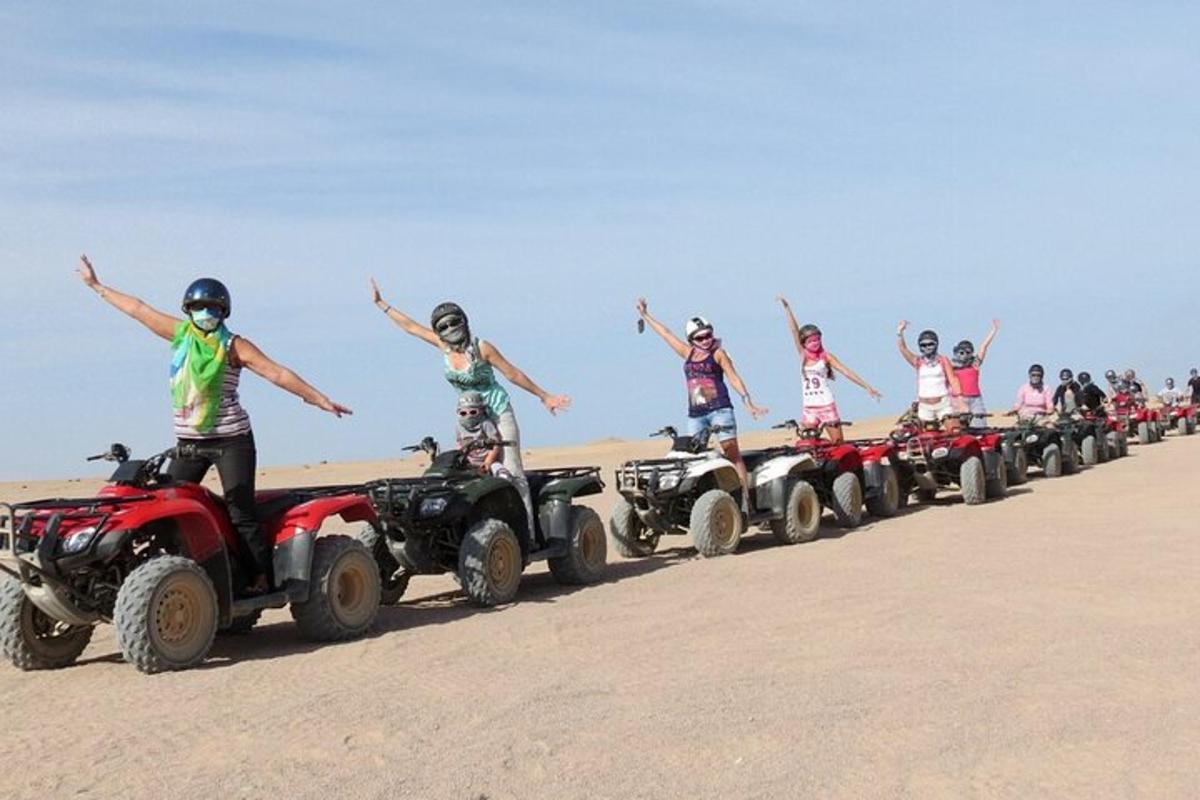 sekumpulan orang di atv di padang pasir