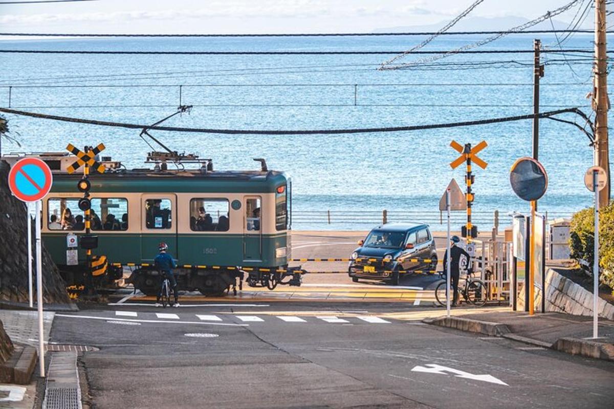 รถไฟสีเขียววิ่งไปตามถนนข้างมหาสมุทร