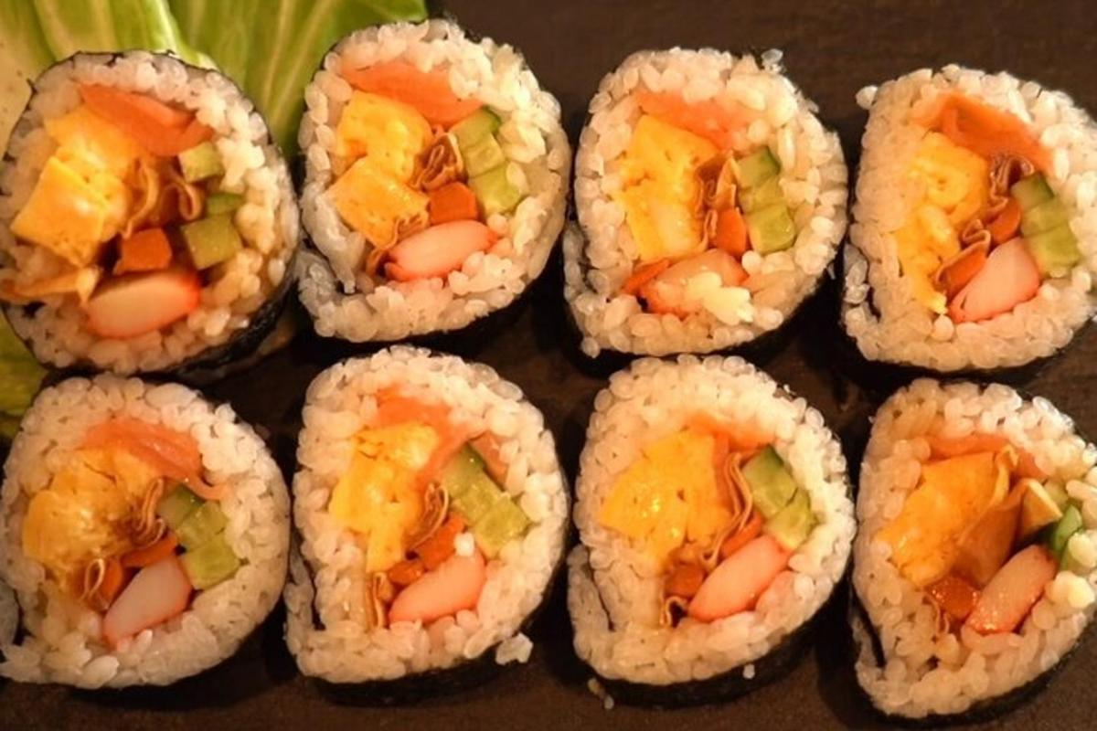 isang grupo ng mga sushi roll na nakaupo sa isang kahon