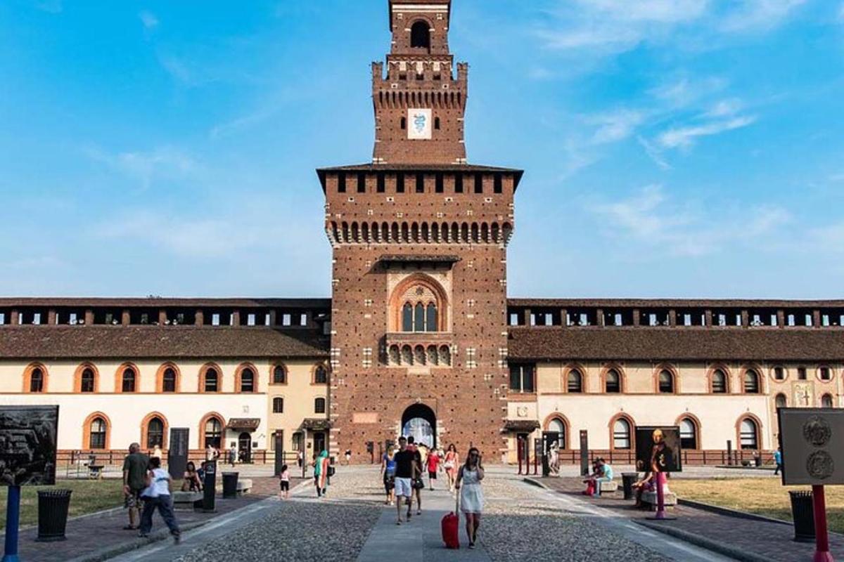 ein großes Backsteingebäude mit einem Uhrenturm