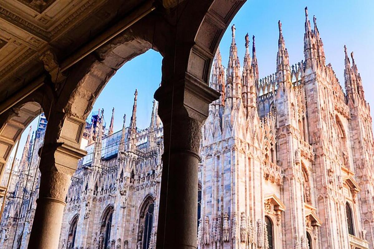 una gran catedral amb un gran edifici amb agulles
