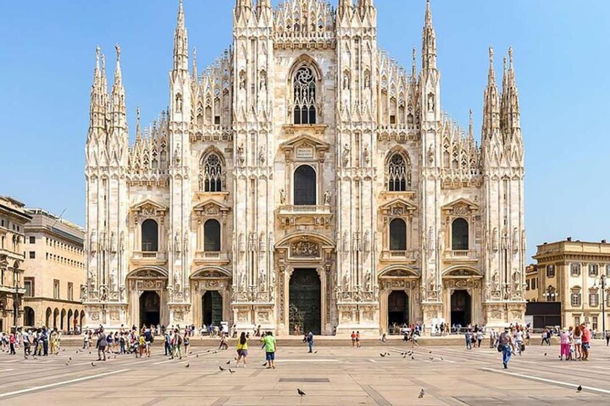una gran catedral amb gent caminant davant