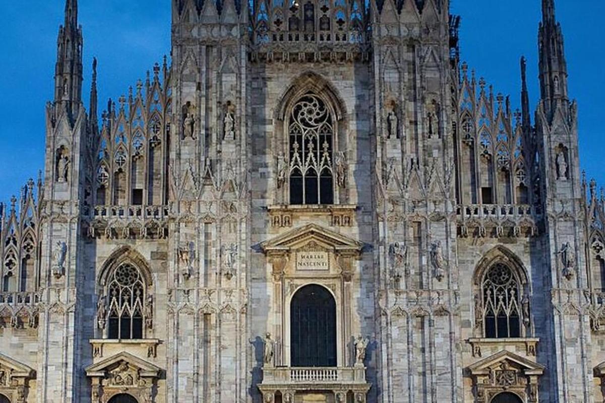 un gran edifici catedralici amb una gran torre