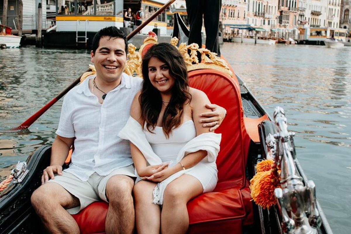 một người đàn ông và một người phụ nữ ngồi trong thuyền gondola