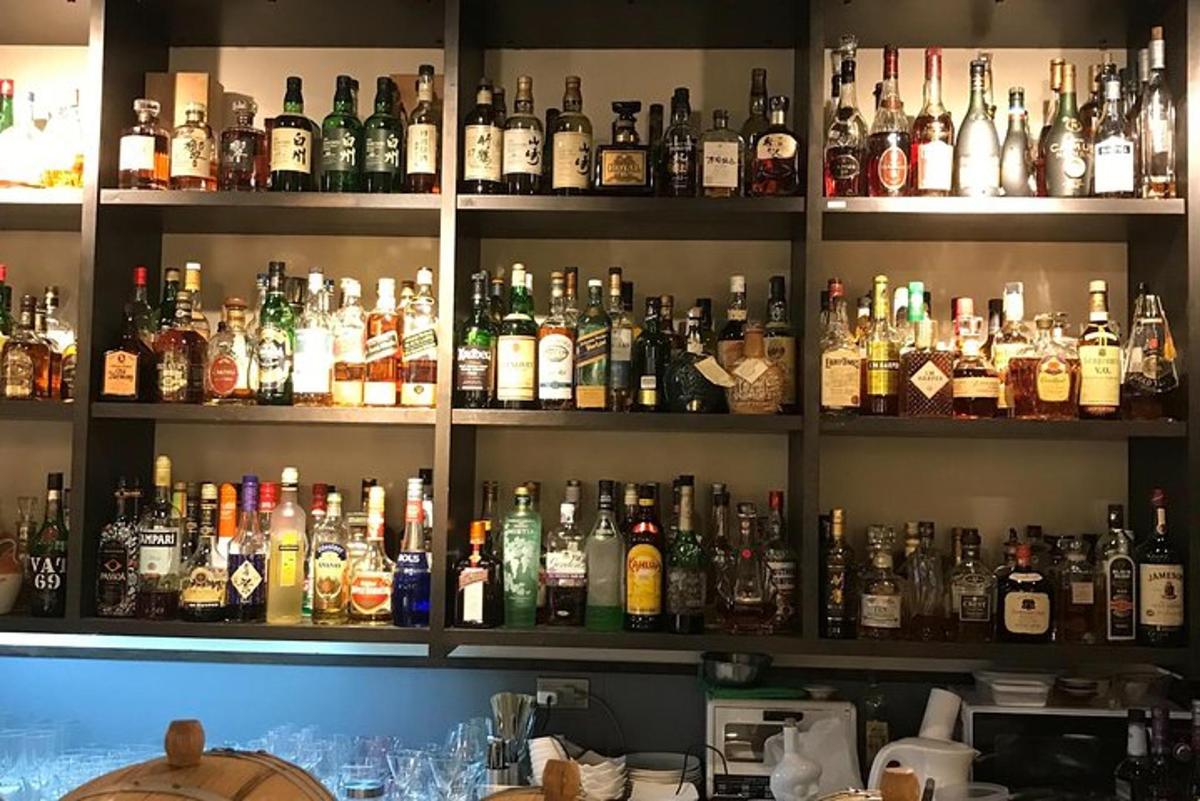 baari täynnä alkoholipulloja