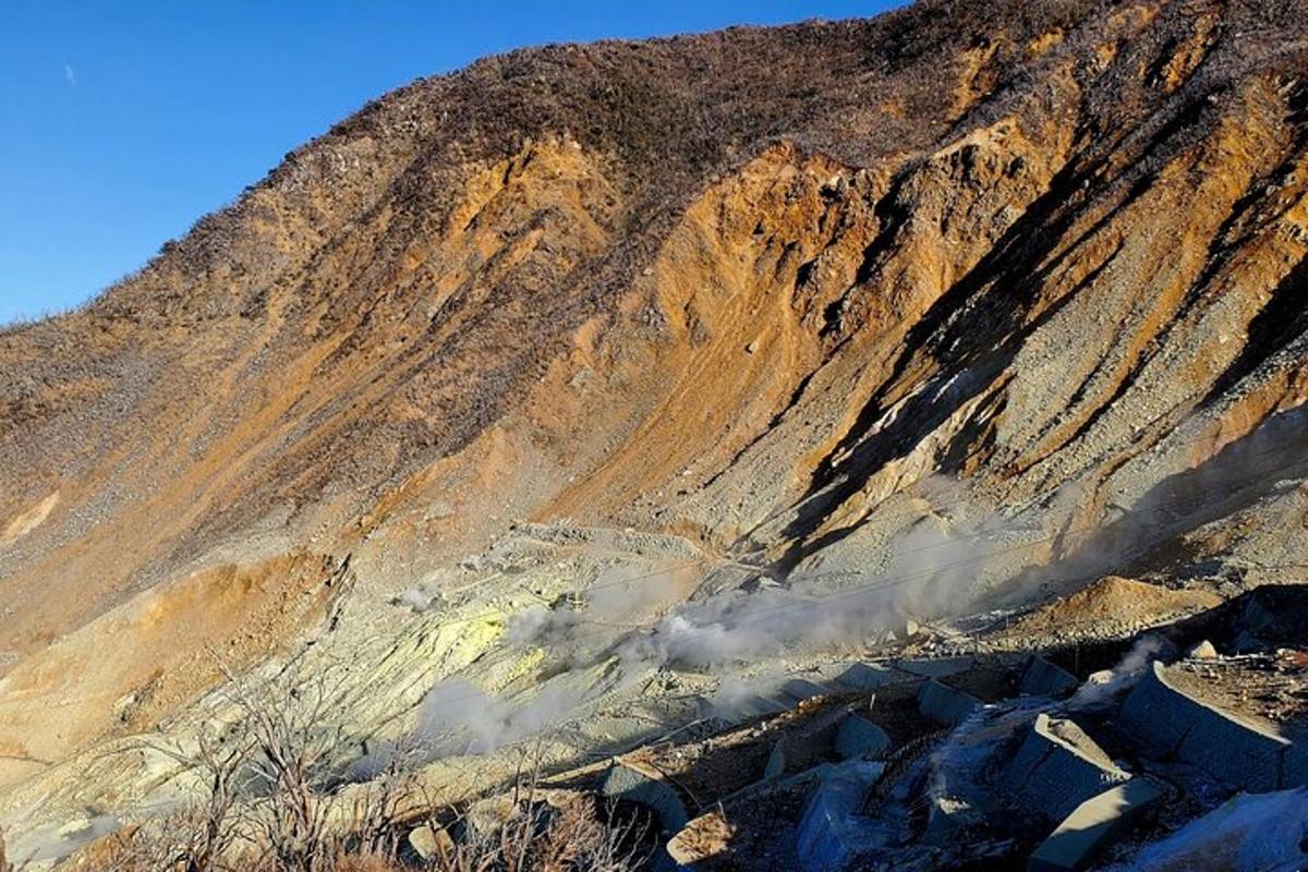 una montagna marrone con un cielo blu sullo sfondo