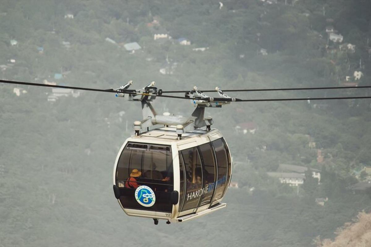 un elicottero che vola nel cielo sopra una città