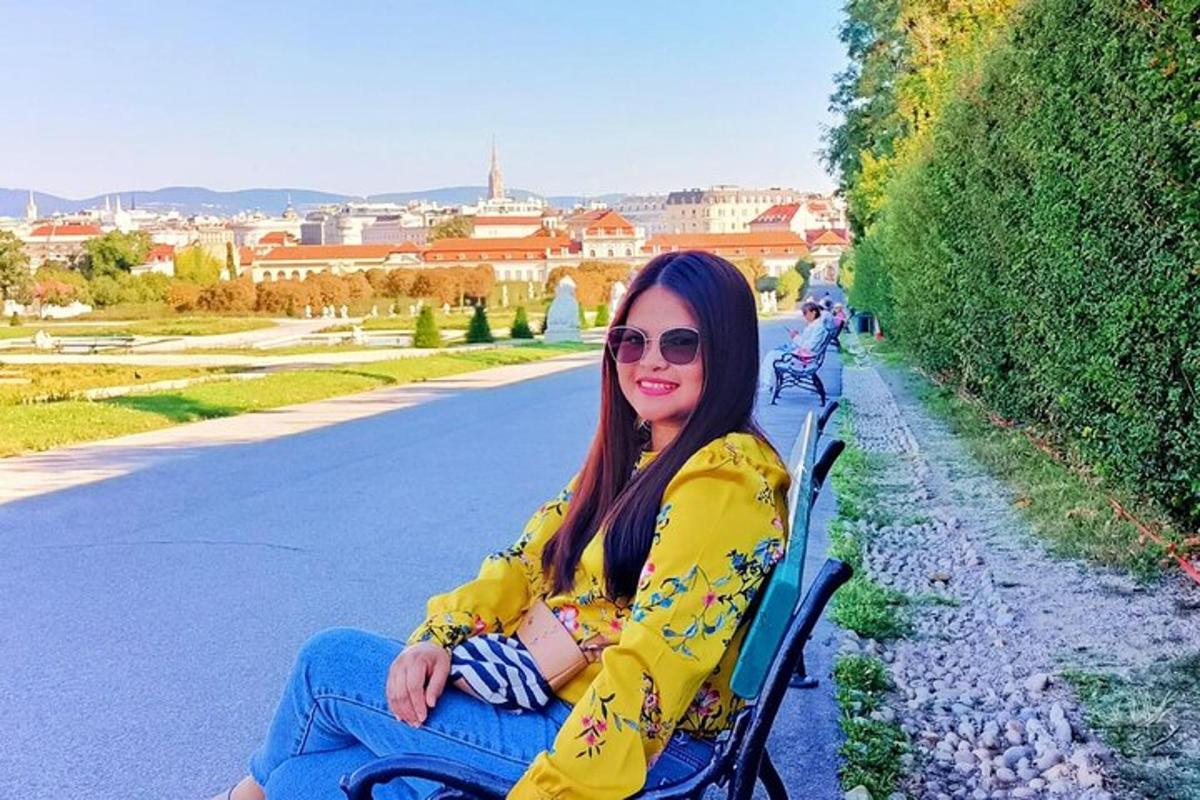 žena sedící na lavičce na ulici