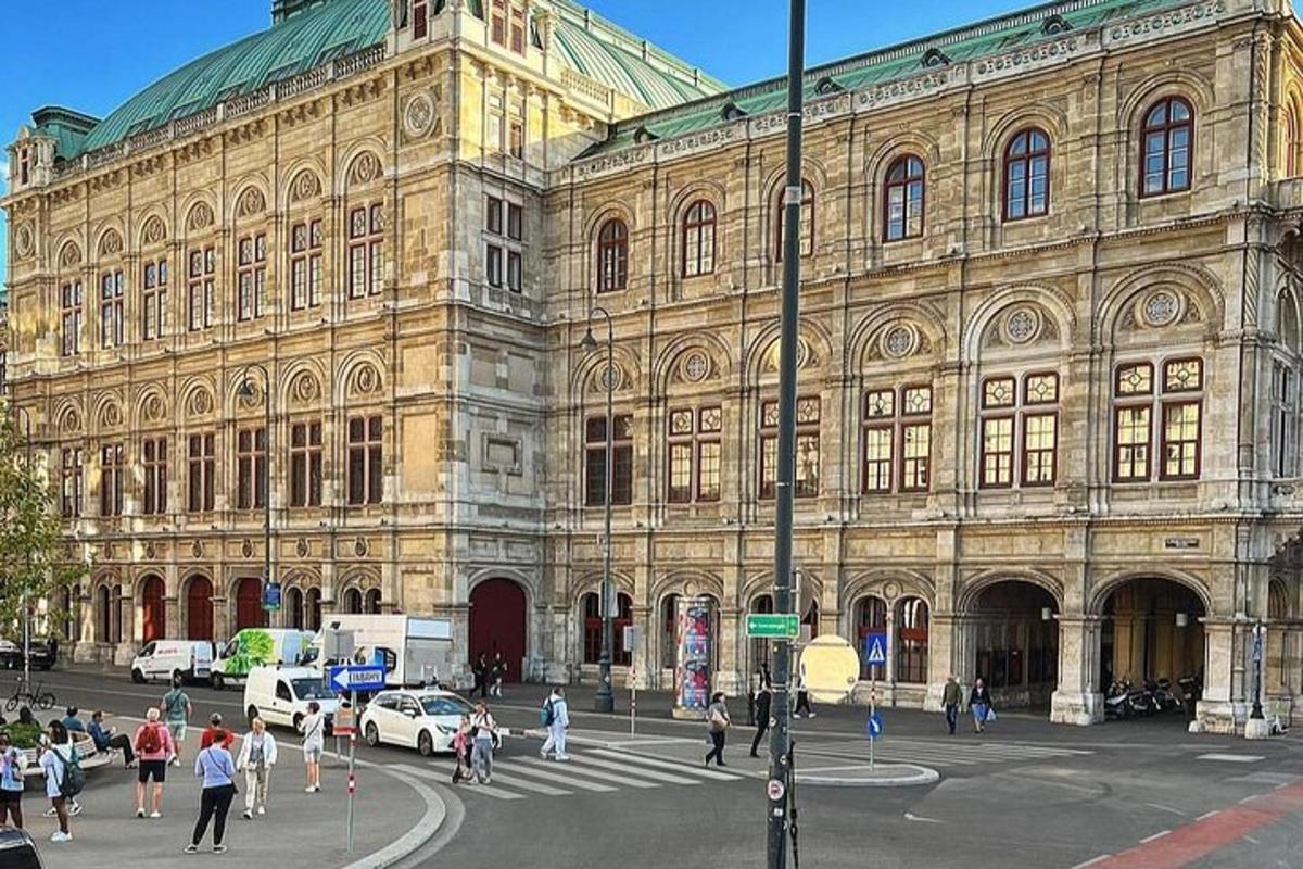 velká budova s lidmi, kteří chodí před ní