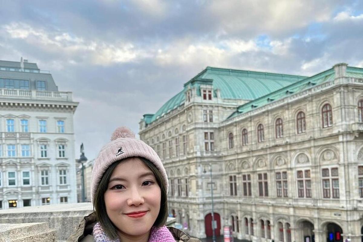žena stojící před velkou budovou