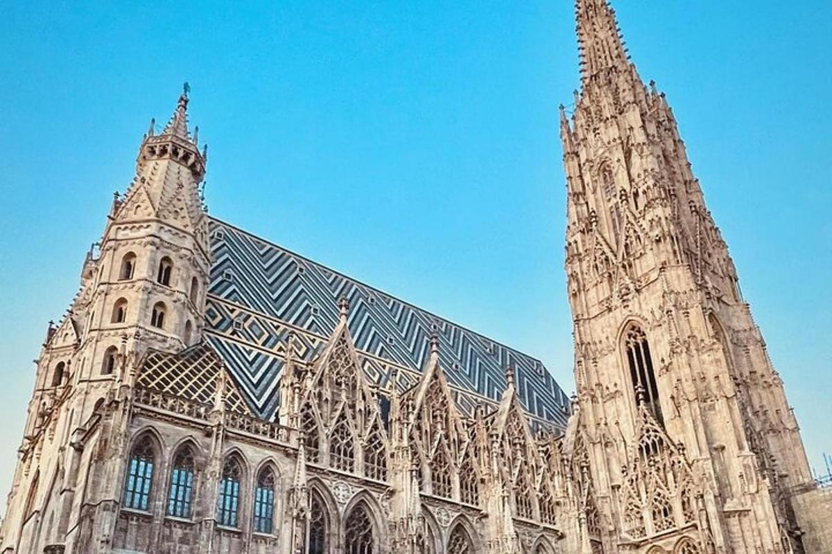 velká budova s hodinovou věží na vrcholu