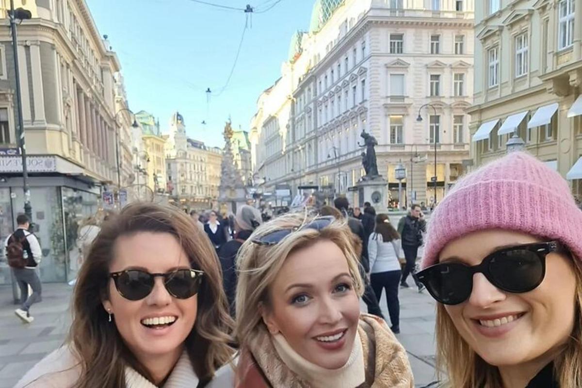 tři ženy pózující pro fotografii na městské ulici
