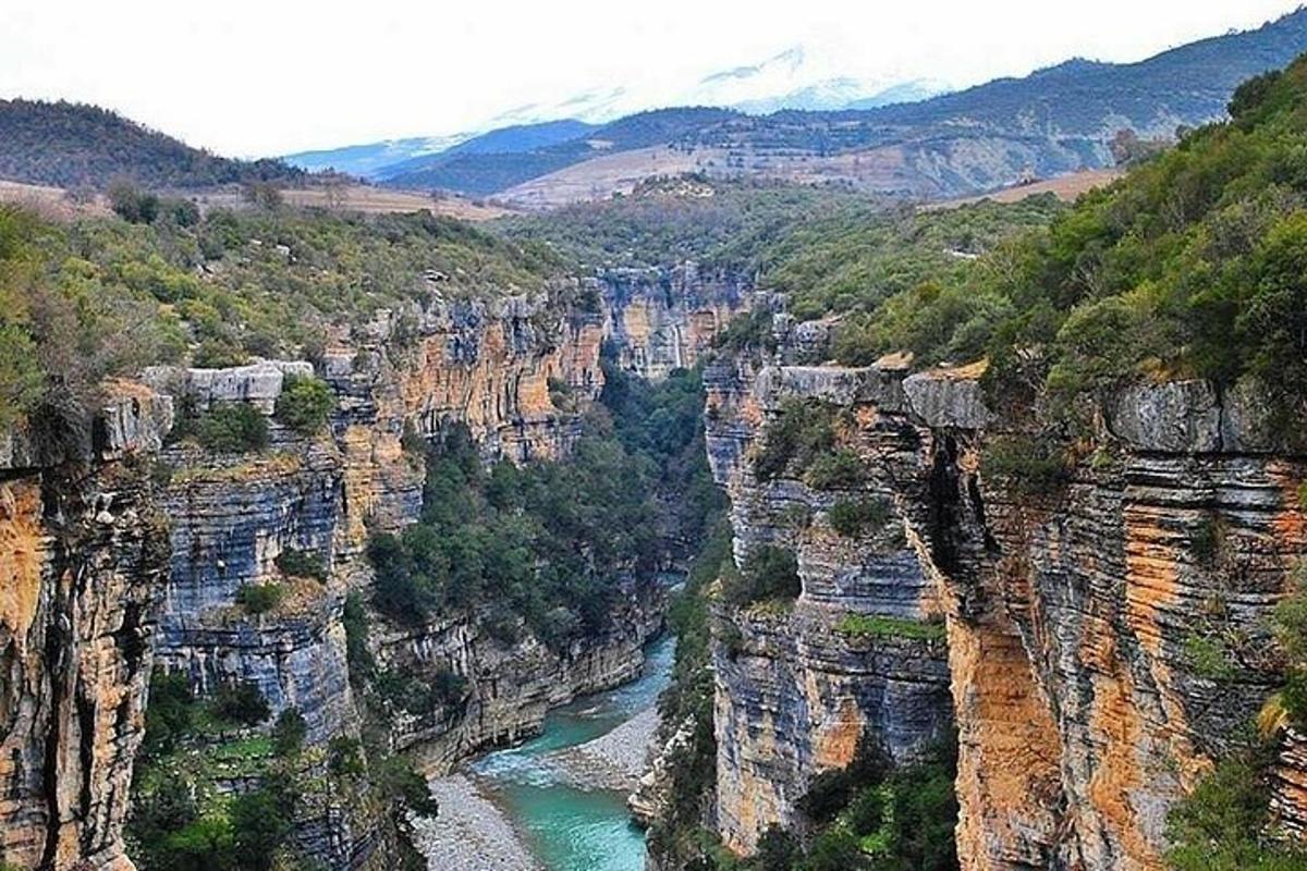 峡谷を流れる川の景色