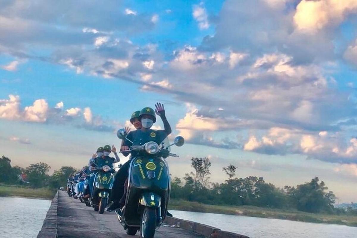 sekumpulan orang menunggang motosikal di atas jambatan