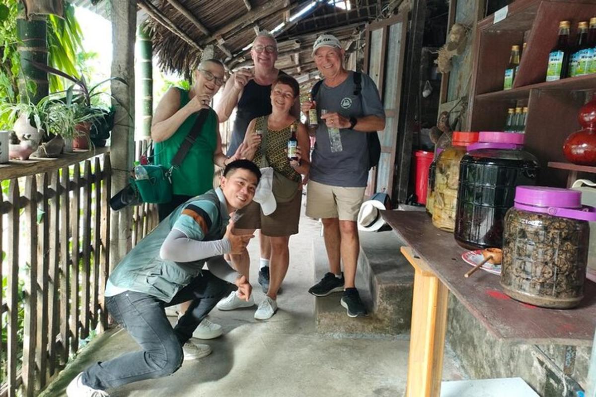 sekumpulan orang bergambar