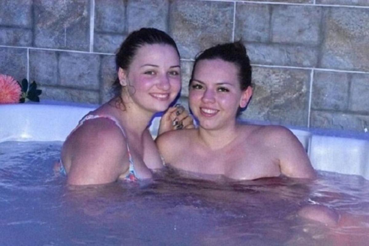 due donne sedute in una vasca da bagno