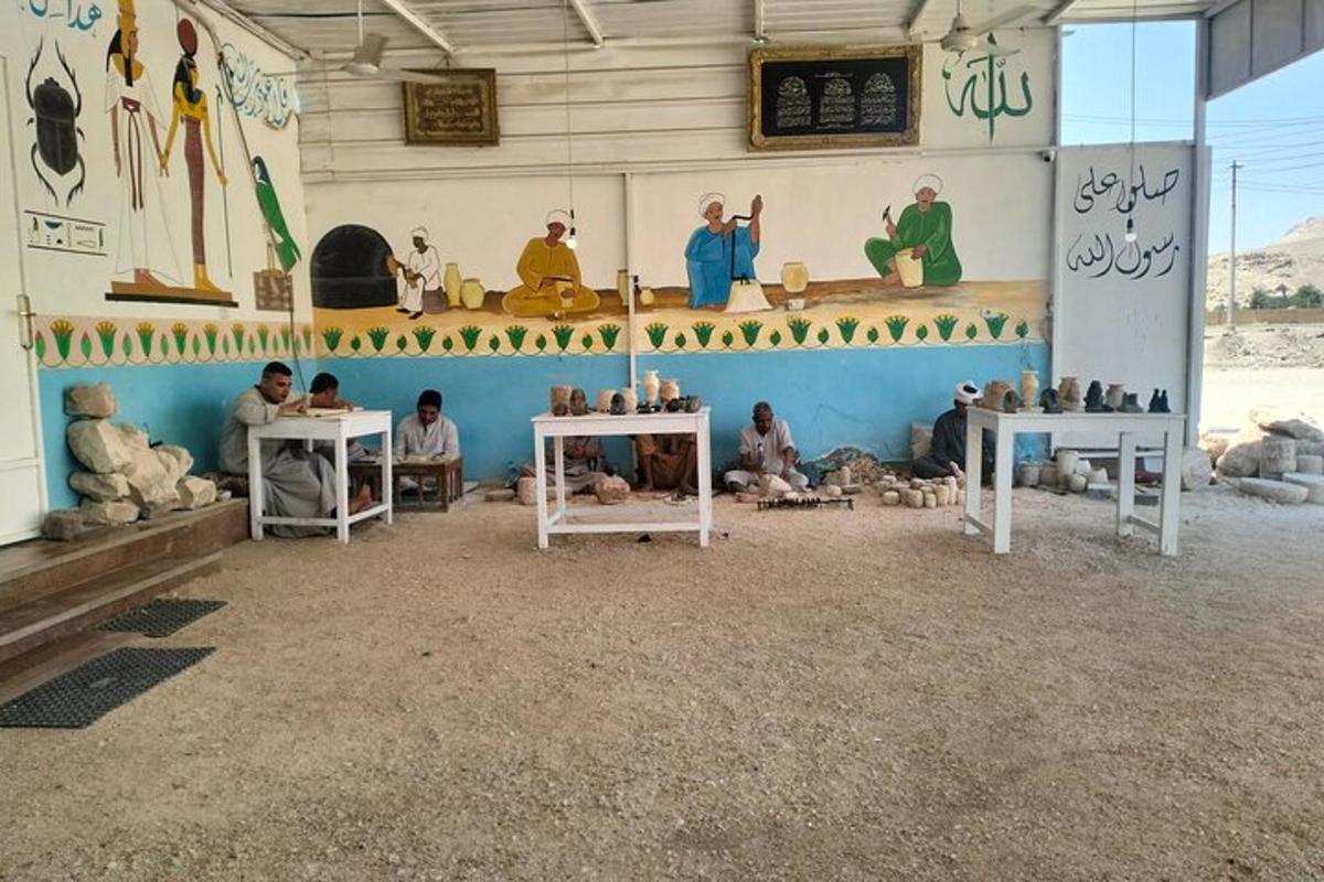 một nhóm người đang ngồi trong một căn phòng có bàn