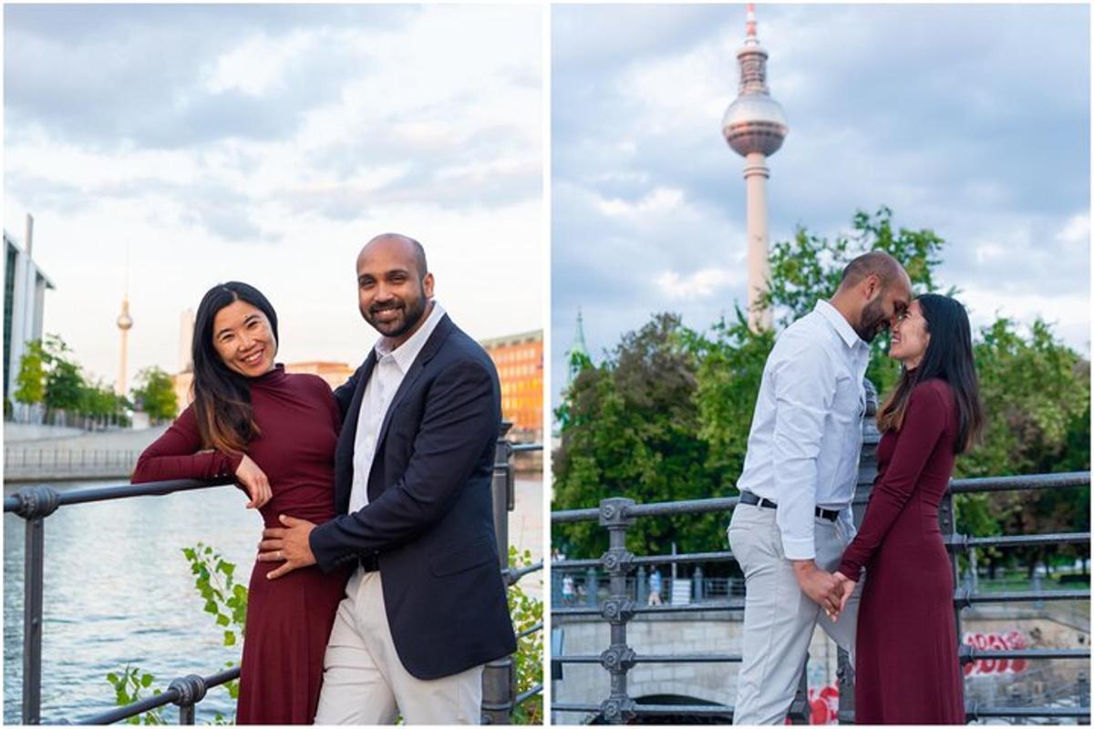um casal posando para uma foto em frente à água