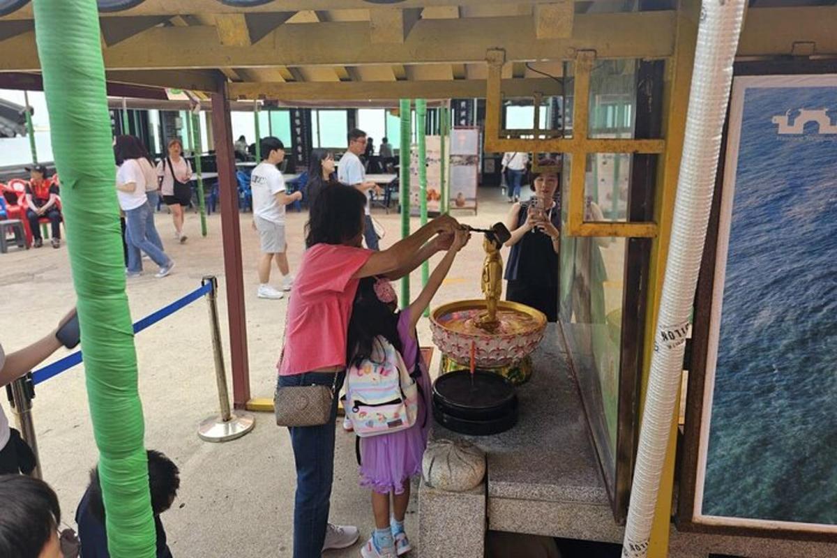 一名妇女和一名小女孩在水上乐园